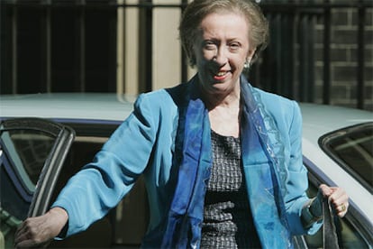 La nueva ministra de Exteriores, Margarett Beckett, a su llegada a Downing Street.