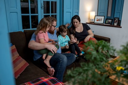 O casal Claudio Mumme Harger da Silva e Natália Machado de Carvalho Harger, com os filhos Thomas e Laura Carvalho Harger.