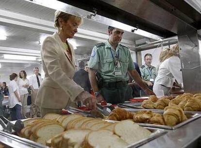María Teresa Fernández de la Vega, durante el desayuno que compartió ayer con policías y guardias civiles.