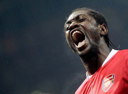 Adebayor celebra el segundo gol del Arsenal.