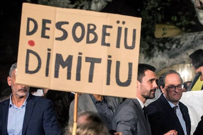 Catalan premier Quim Torra (r) and parliament speaker Roger Torrent address protesters bearing signs that say "Disobey or resign"