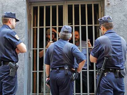 Polícia ante un colegio abandonado ocupado