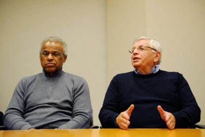 Billy Hunter, exdirector ejecutivo del sindicato de jugadores, y David Stern, comisionado de la NBA.