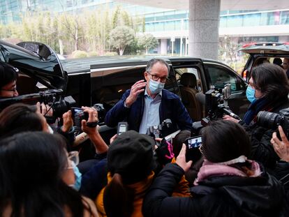 Membros da equipe da OMS que investigou na China a origem da pandemia de covid-19 chegam ao Instituto da Virologia de Wuhan, no começo de fevereiro.