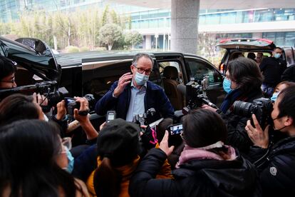 Membros da equipe da OMS que investigou na China a origem da pandemia de covid-19 chegam ao Instituto da Virologia de Wuhan, no começo de fevereiro.