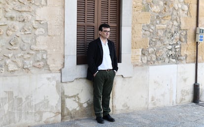 Javier Cercas posa en una calle de Pollença.