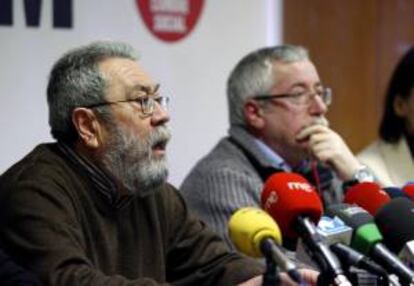 Los secretarios generales, de CCOO, Ignacio Fernández Toxo (d), y de UGT, Cándido Méndez (i), durante la rueda de prensa ofrecida en la sede de CCOO, en Madrid, antes de la manifestación convocada por la Cumbre Social el pasado domingo.