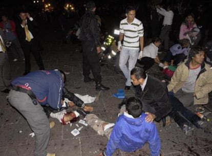 Varias personas socorren a los heridos tras las explosiones registradas en la Plaza Melchor Ocampo de Morelia