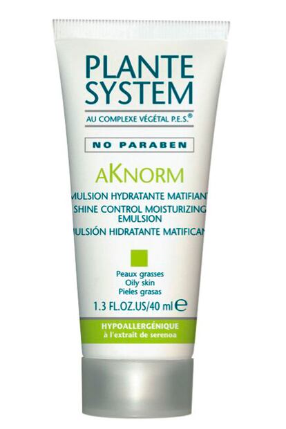 Hidratante y matificante para pieles acneicas y con tendencia grasa, en forma de emulsión ligera. Es de la gama Aknorm, de Plante System. Cuesta 12,40 euros.