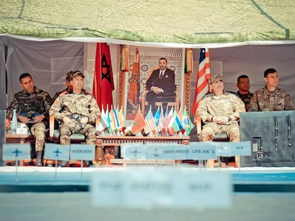 Los generales Mohamed Berrid (izquierda) y Brian Cashman, durante la ceremonia de lanzamiento de las maniobras African Lion, en Agadir, el 5 de junio.