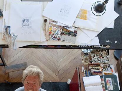 Jean-Jacques Sempé, en su estudio del <b><i>boulevard</b></i> de Montparnasse de París, donde trabaja, "a veces unas horas, a veces todo el día".
Foto: Daniel Mordzinski