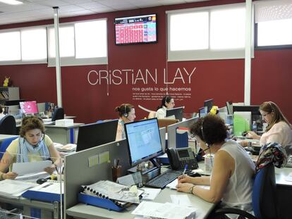 En la segunda planta del edificio funciona una central de llamadas donde teleoperadoras atienden los pedidos, consultas y reclamaciones de las vendedoras de Cristian Lay en España. Cada país donde opera la marca tiene su propio call center. En la central de Jerez de los Caballeros, donde trabajan 25 teleoperadoras, se reciben 1.200 llamadas diarias, aunque pueden llegar a 1.800 en cierre de campaña.