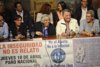 Hugo Moyano (c), cabeza del poderoso sindicato de camioneros, habla junto a uno de los dirigentes sindicales convocantes de la huelga, Luis Barrionuevo (2d), el pasado jueves 10 de abril de 2014, en Buenos Aires (Argentina).