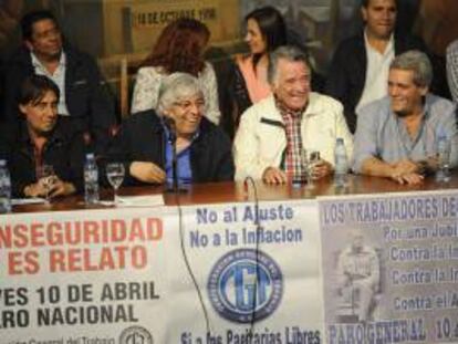 Hugo Moyano (c), cabeza del poderoso sindicato de camioneros, habla junto a uno de los dirigentes sindicales convocantes de la huelga, Luis Barrionuevo (2d), el pasado jueves 10 de abril de 2014, en Buenos Aires (Argentina).