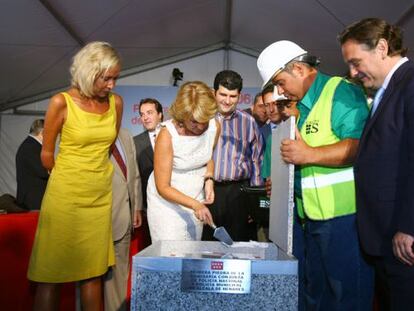 Esperanza Aguirre coloca la primera piedra de la comisar&iacute;a de Alcal&aacute; de Henares. 