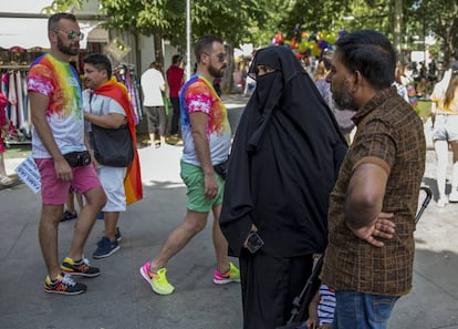 Ambiente durante las celebraciones del desfile del Orgullo Gay por el centro de Madrid.