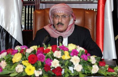 Saleh, con las manos y la cabeza cubiertos para ocultar las heridas de las que se estaba curando en Arabia Saudí.