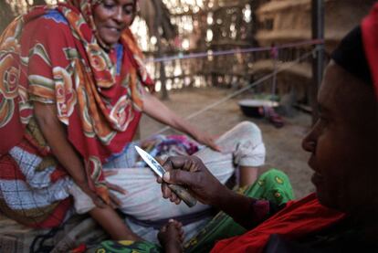 Dos mujeres escenifican una ablacin en el sur de Mauritania para sensibilizar sobre esta prctica.