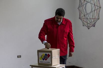Nicolás Maduro vota en la elección de delegados