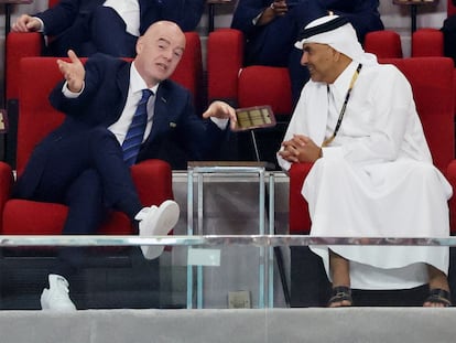 El presidente de la FIFA, Gianni Infantino (izquierda) y el primer ministro de Qatar, Khalid bin Khalifa bin Abdulaziz, en el estadio Khalifa Internacional durante el partido entre Países Bajos y Estados Unidos el pasado 3 de diciembre.
