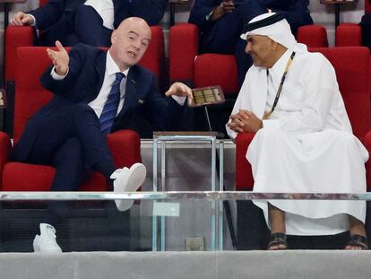 El presidente de la FIFA, Gianni Infantino (izquierda) y el primer ministro de Qatar, Khalid bin Khalifa bin Abdulaziz, en el estadio Khalifa Internacional durante el partido entre Países Bajos y Estados Unidos el pasado 3 de diciembre.