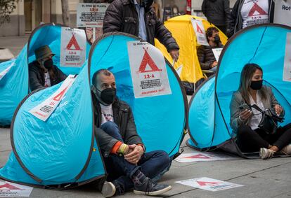 Empresas del ocio nocturno de la Comunidad Valenciana acampan ante el Palau de la Generalitat para reclamar un plan de rescate tras 13 meses con la actividad restringida.