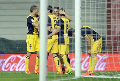 Los jugadores del Atlético celebran el primer gol de su equipo