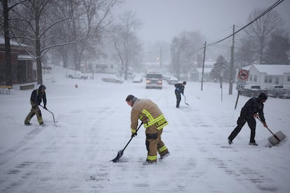 Bomberos quitan la nieve de la calle en Louisville, Kentucky, el 5 de enero.