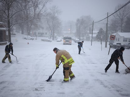 Bomberos quitan la nieve de la calle en Louisville, Kentucky, el 5 de enero.