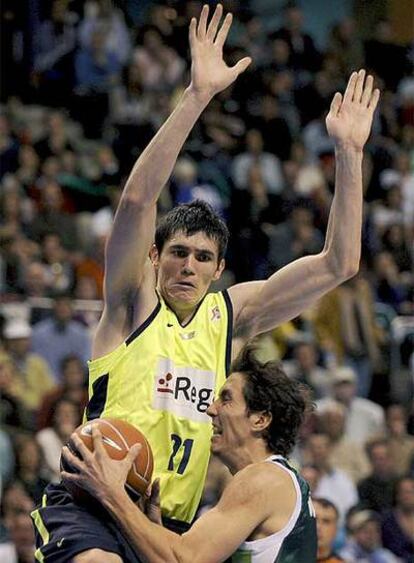 Welsch, del Unicaja, ante Ilyasova, del Barcelona