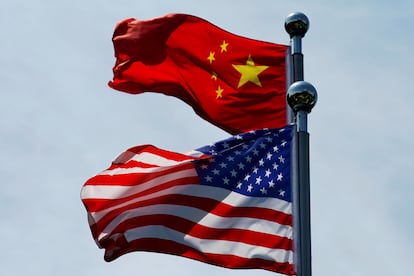 Banderas de China y EE UU en Shanghái (China), en 2019.