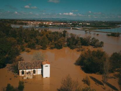 Desbordamiento del rio Ebro a la altura de Boquiñeni. Al fondo, el municipio de Pradilla.