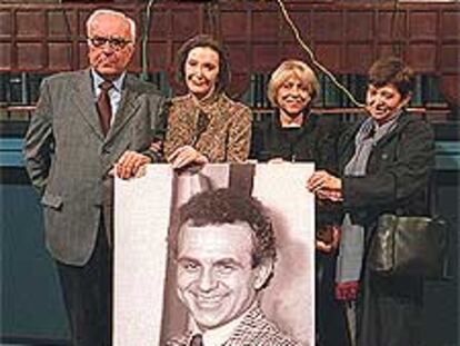 Román Gubern, Núria Espert, Elisenda Nadal y Ana María Moix, ayer, en Madrid, junto a una fotografía de Terenci Moix.