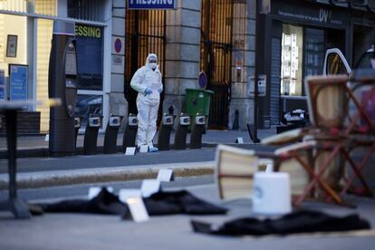Un forense inspecciona una de las zonas del ataque, en las proximidades del 'Café Bonne Biere' de París.