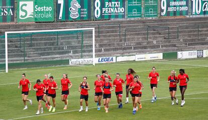 Las jugadoras del Atlético de Madrid, en un entrenamiento en Bilbao antes del partido de este viernes.