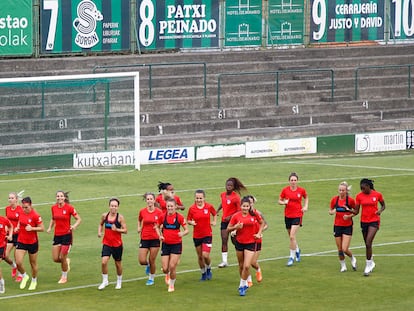 Las jugadoras del Atlético de Madrid, en un entrenamiento en Bilbao antes del partido de este viernes.