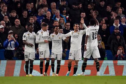 Rodrygo celebra con varios compañeros la consecución de su segundo gol ante el Chelsea.