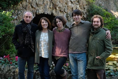 La directora Mar Coll (en el centro), rodeada de los cuatro protagonistas de su serie 'Matar al padre': desde la izquierda, Gonzalo de Castro, Paulina García, Marcel Borrás y Pol López.