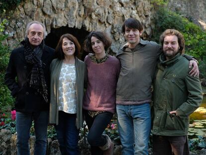 La directora Mar Coll (en el centro), rodeada de los cuatro protagonistas de su serie 'Matar al padre': desde la izquierda, Gonzalo de Castro, Paulina García, Marcel Borrás y Pol López.