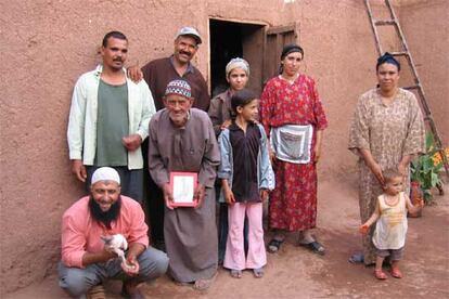 La familia de Hichm, en su casa de Marruecos. El abuelo centenario muestra la foto del nieto.