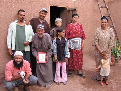 La familia de Hichám, en su casa de Marruecos. El abuelo centenario muestra la foto del nieto.