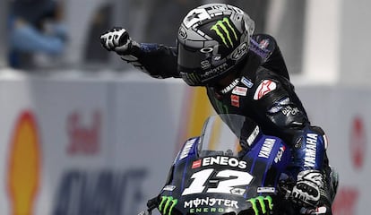 Maverick Viñales celebra su victoria en Sepang.