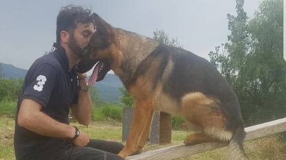 Fotografía de Fabiano Ettore besando a su mascota Kaos.