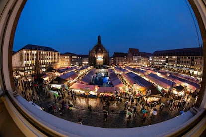 Vista general del mercado navideño tradicional "Christkindlesmarkt" en Núremberg (Alemania), el 30 de noviembre de 2018.