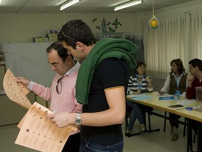 Unos votantes en el colegio Everest de Pozuelo.