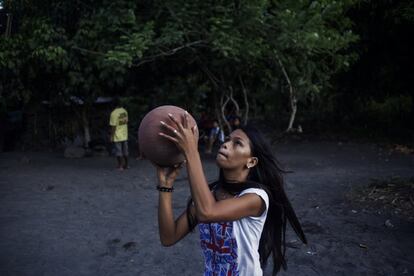 Lhourie Joy, de 17 años, juega al baloncesto con unos amigos en las inmediaciones de su casa. Cada vez que una catástrofe natural se aproxima a la zona, las autoridades emiten una alerta y son evacuados a algunos de los 54 refugios con los cuales cuenta la región. Construidos con apoyo de la Cooperación Española, los centros de evacuación están diseñados para resistir erupciones volcánicas, tifones y terremotos.