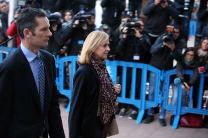 La infanta Cristina i el seu marit, Iñaki Urdangarin, a la seva arribada a l'edifici de l'Escola Balear de l'Administració Pública de Palma.