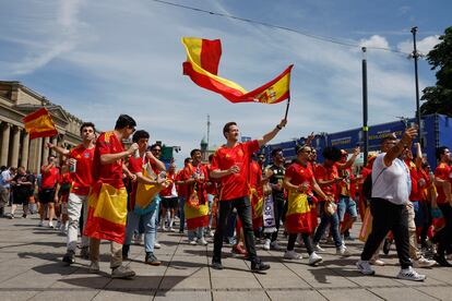 Aficionados españoles en Stuttgart (Alemania) antes del partido de fútbol que enfrentaría a la selección anfitriona de la Eurocopa con la española.