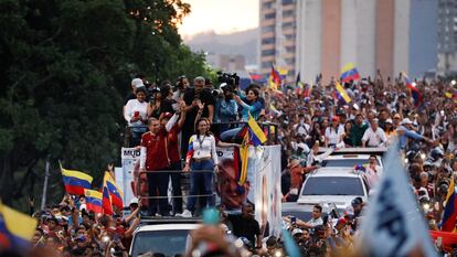 Edmundo González y Maria Corina lanzan la campaña opositora abordo de un camión, el 4 de julio en Caracas.