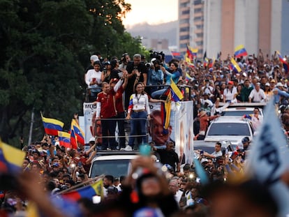 Edmundo González y Maria Corina lanzan la campaña opositora abordo de un camión, el 4 de julio en Caracas.
